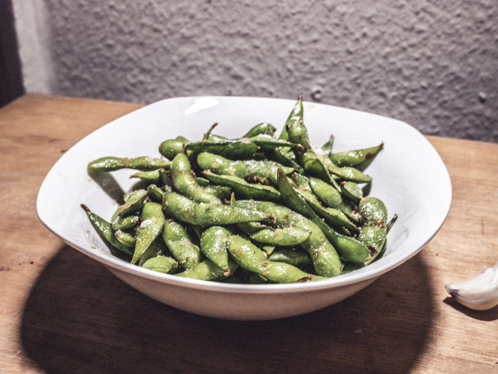 Edamame mit Knoblauch und Chili Das jüngste Gericht